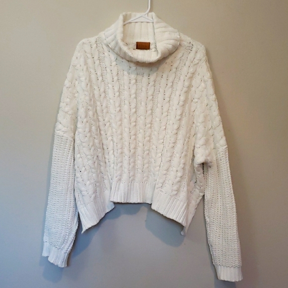 Sweaters - Oversized Chunky Cable Knit Sweater Cropped Size Medium